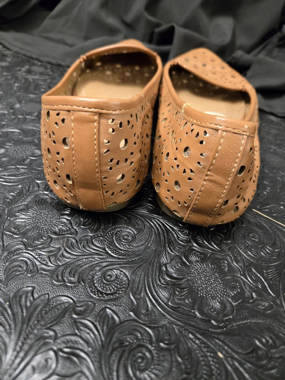 Women's Pointed Toe Laser-Cut Flats in Tan